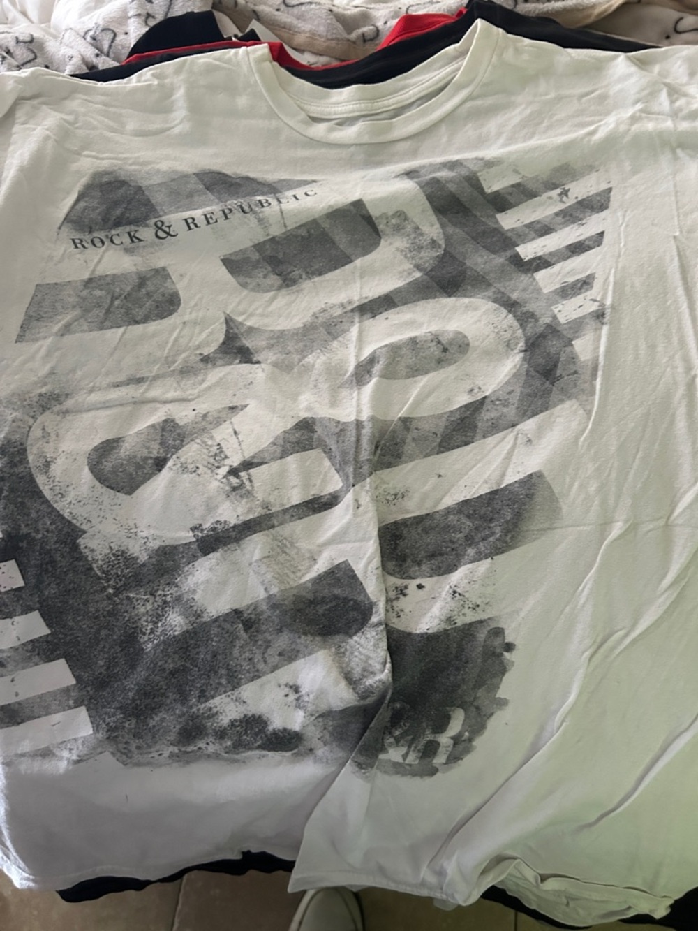 Rock & Republic White Short Sleeve Graphic Tee with Gray Print